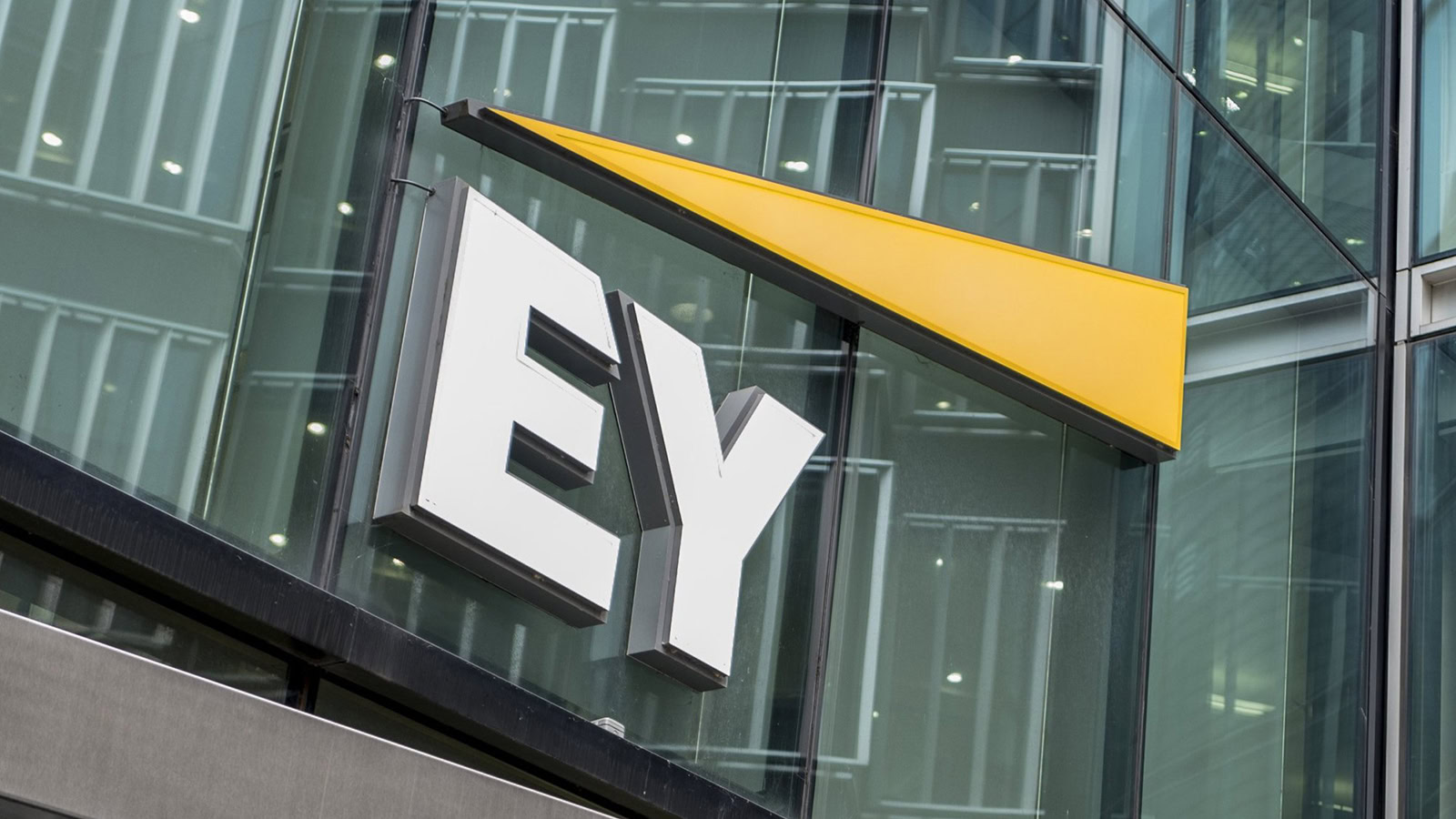 Υπογραφή μνημονίου συνεργασίας μεταξύ EY Ελλάδος και DefencEduNet στην DEFEA 2025