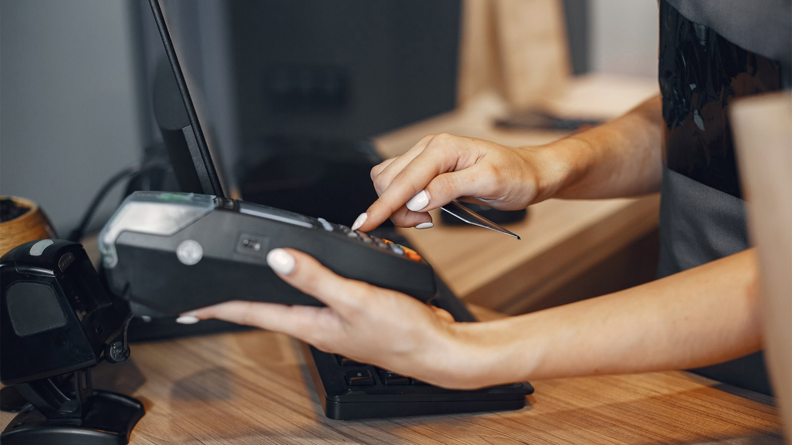 Η ΓΣΕΒΕΕ αντιδρά στις προμήθειες POS και τα πρόστιμα του τελωνειακού κώδικα