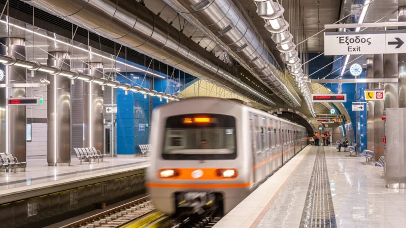 Νυχτερινός συρμός του Μετρό στην πρεμιέρα της 24ωρης λειτουργίας