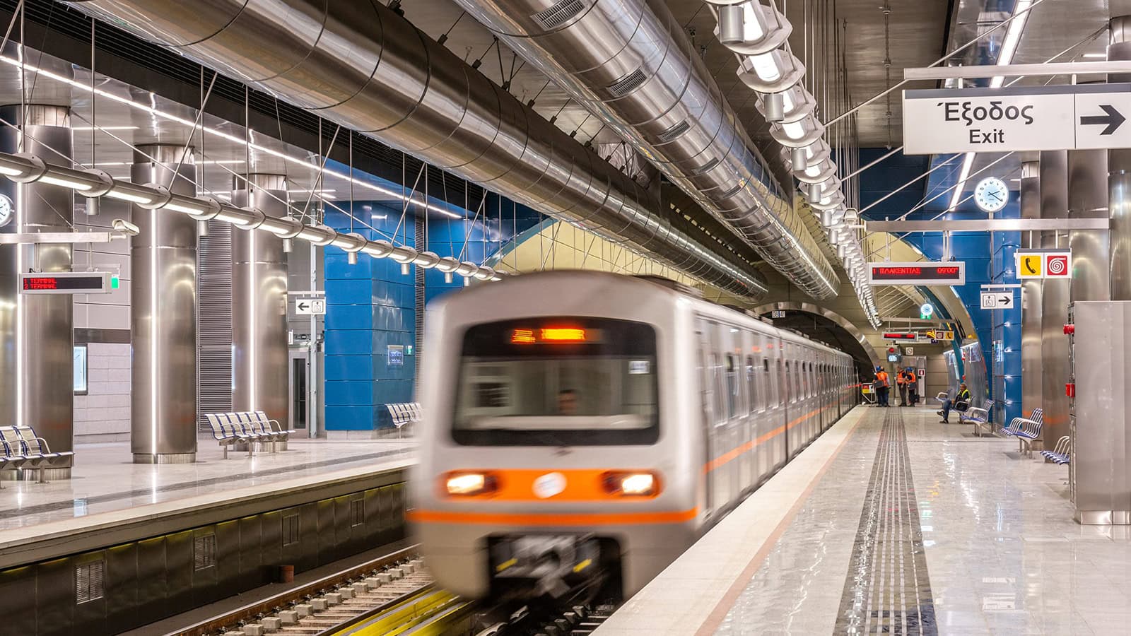 Νυχτερινός συρμός του Μετρό στην πρεμιέρα της 24ωρης λειτουργίας