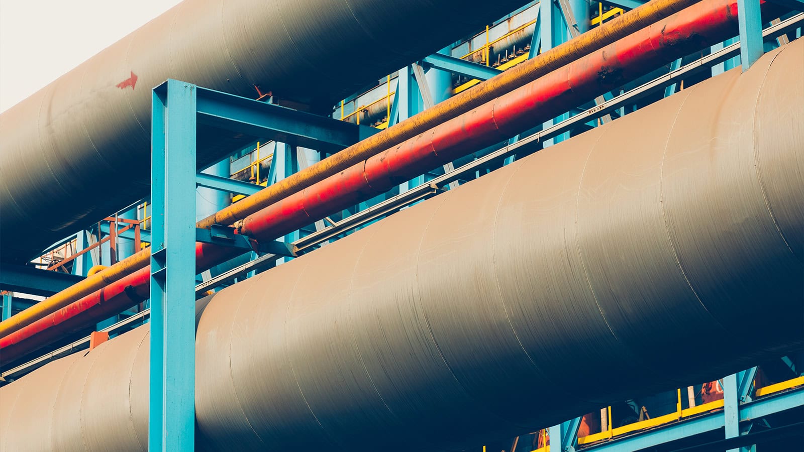 Σταθμός LNG με φόντο τον χειμερινό ουρανό