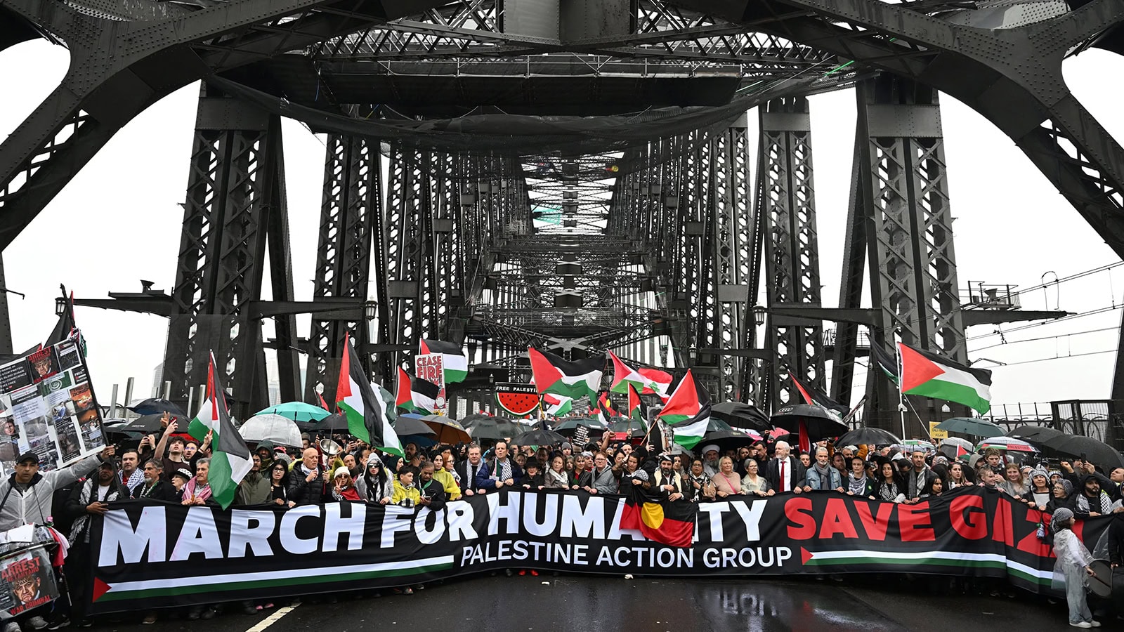 Πορεία στο Σίδνεϊ για τη Γάζα υπό καταρρακτώδη βροχή