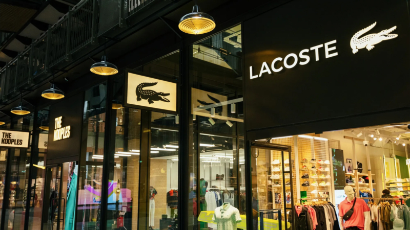 Η Lacoste επιστρέφει δυναμικά στο Χονγκ Κονγκ με νέο flagship κατάστημα